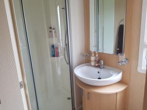 12M-willerby-winchester-bathroom