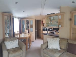 12M-willerby-winchester-dining