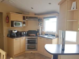 12M-willerby-winchester-kitchen