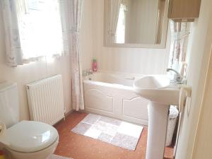 68LM-devon-deluxe-super-bathroom