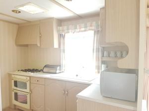 68LM-devon-deluxe-super-kitchen