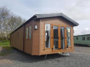 willerby sheraton lodge side